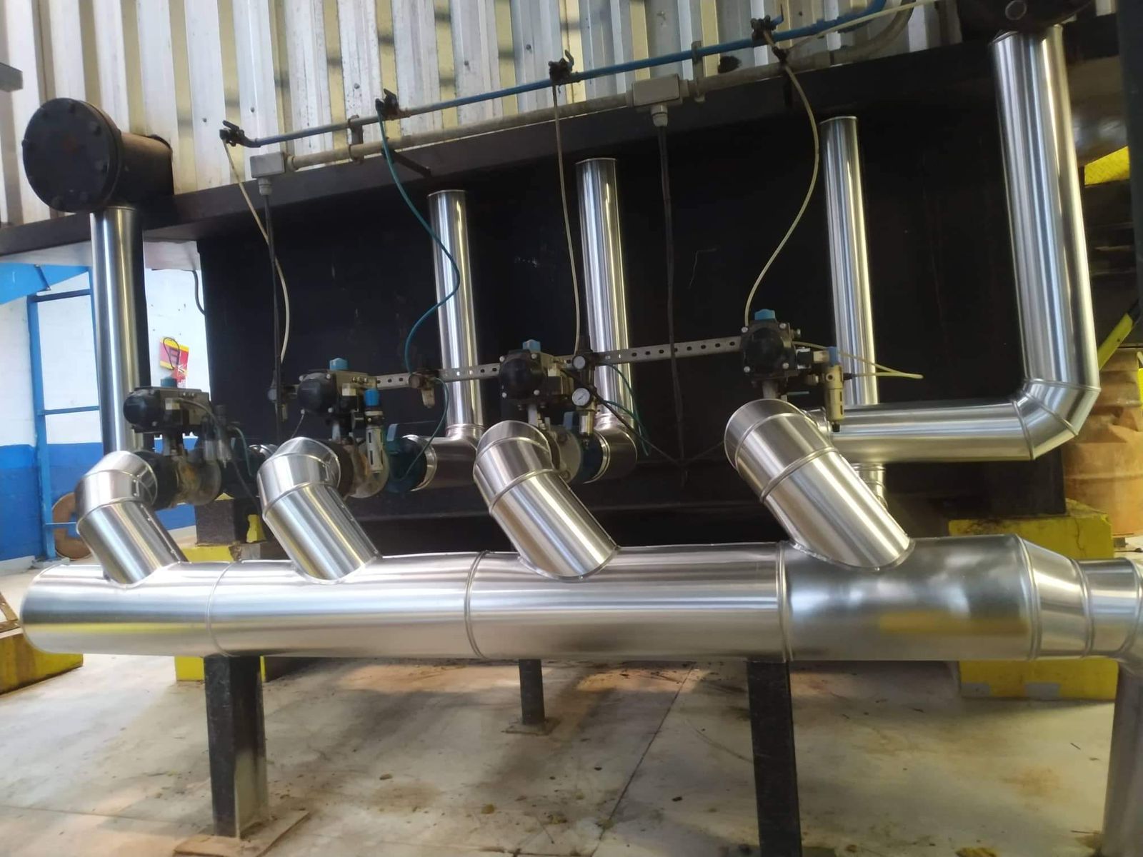 Linha industrial isolada com derivações e válvulas