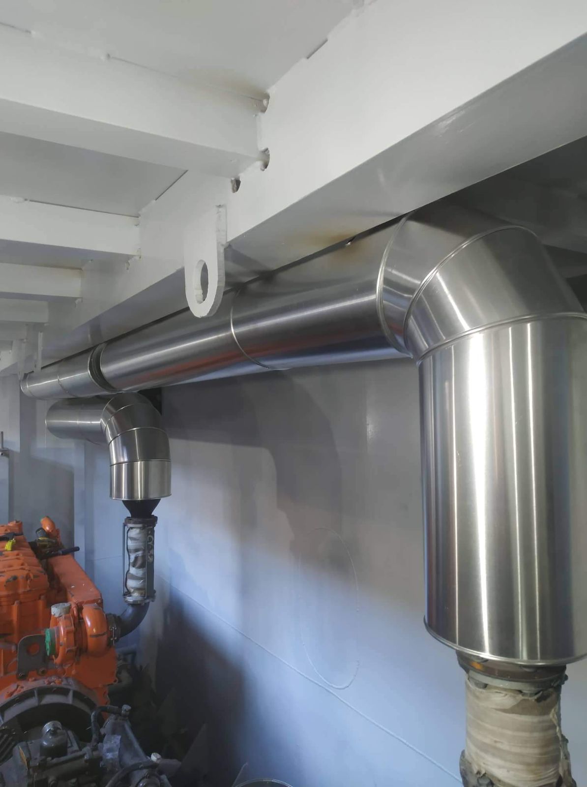 Tubulação vertical e horizontal com isolamento metálico