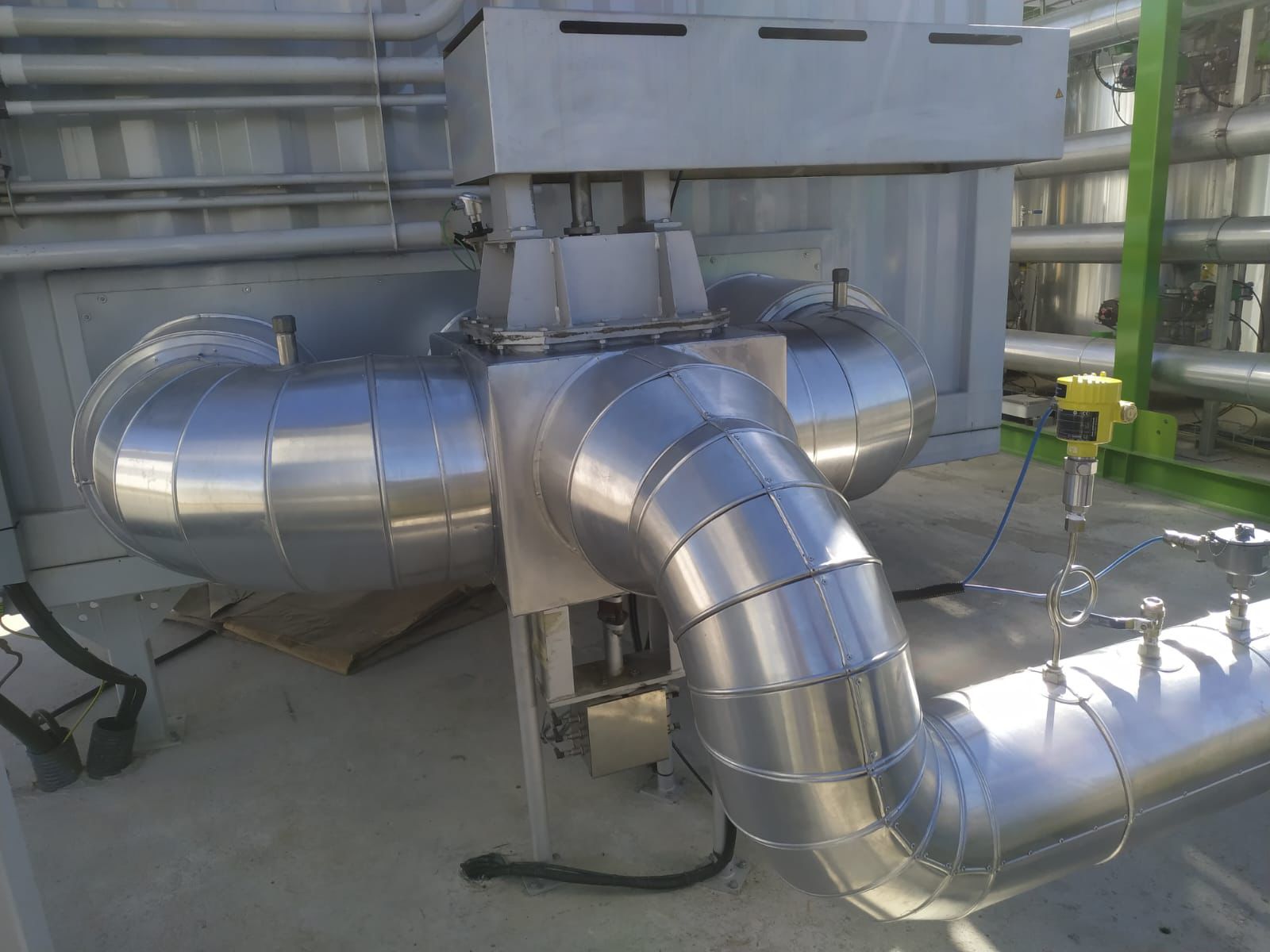 Isolamento térmico com acabamento metálico em tubulação industrial